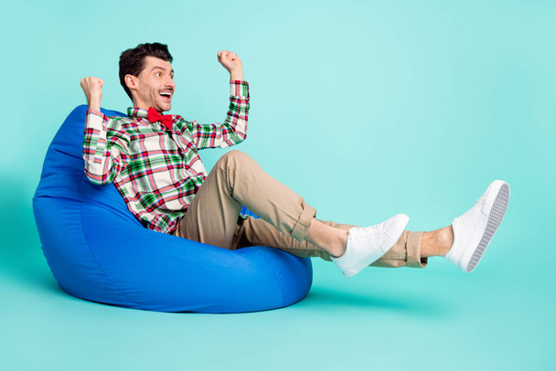 Profile photo of guy sit bag raise hands look empty space wear plaid shirt tie pants shoes isolated blue color background - Valokuva, kuva