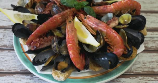 Sopa de mejillones y mariscos, comida típica de la tradición culinaria italiana. - Metraje, vídeo