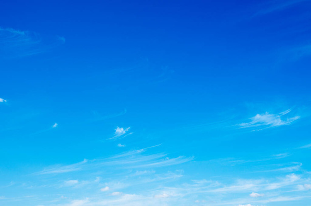 sininen taivas tausta valkoiset pilvet - Valokuva, kuva