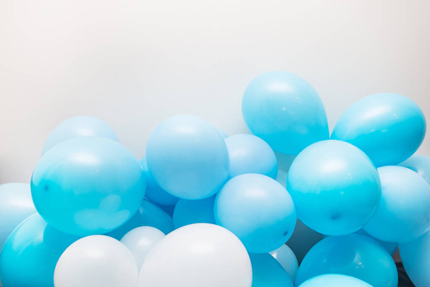 Sinisinisiä ilmapalloja, syntymäpäivä. Postikortti, paikka kirjoitukselle - Valokuva, kuva