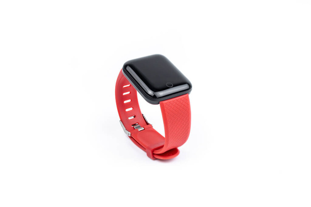 Nieuw geen merk slim horloge. Rode slimme fitness armbanden met blanco zwart scherm - Foto, afbeelding