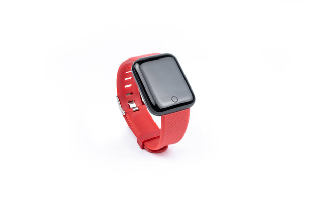 Νέο, χωρίς ολοκαίνουργιο ρολόι. Κόκκινα βραχιόλια smart fitness με λευκή μαύρη οθόνη - Φωτογραφία, εικόνα