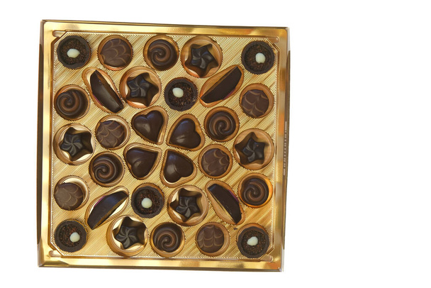 Suklaa tryffelit valikoima. Makeisia ja suklaata. Suklaa karkkia laatikko ruskealla taustalla.Valikoima suklaa tryffeleitä.sweets  - Valokuva, kuva