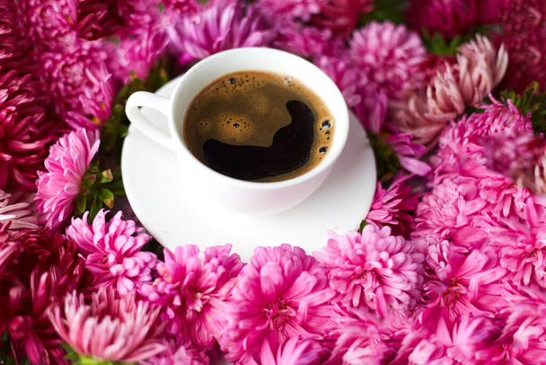 Reggeli kávé és gyönyörű rózsaszín virágok. - Fotó, kép