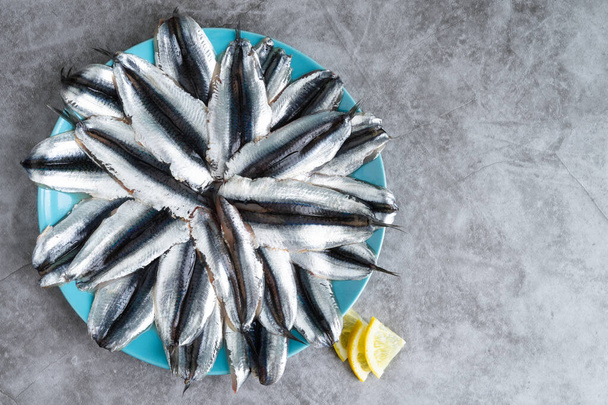 Plat plein d'anchois sur fond de marbre. Espace de copie. Concept de poisson frais. - Photo, image