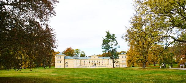 State chateau Kynzvart is situated in small city Lazne Kynzvart (Bad Konigswart) near the famous czech spa town Marianske Lazne (Marienbad) - Czech R - Foto, immagini