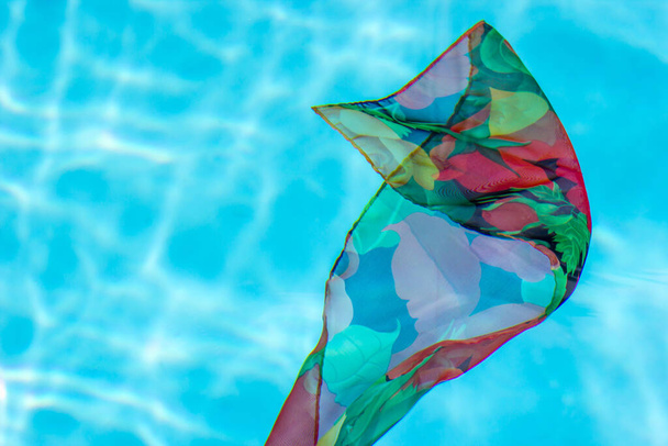 A closeup shot of a colorful scarf in the water - Foto, imagen