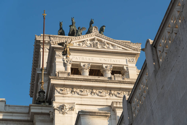 Вид сбоку на Алтарь Отечества с площади Венеции. Памятник также известен как Национальный памятник Виктору Эммануилу II, спроектированный в 1885 году и завершенный в 1925 году. - Фото, изображение