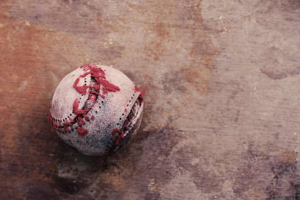Antigua textura vintage de béisbol con costuras rotas sobre fondo rústico marrón. - Foto, imagen