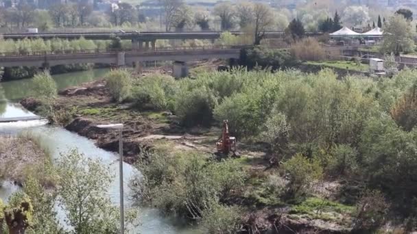 Benevento - Panoramica del Fiume Calore durante la pulizia dell'alveo - Materiaali, video