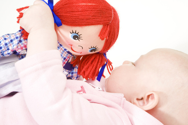 Allongé bébé fille avec une poupée
 - Photo, image
