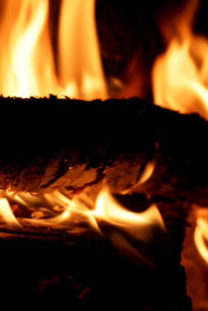 Şömine arka planında alevler içinde yanan kütükler - Fotoğraf, Görsel