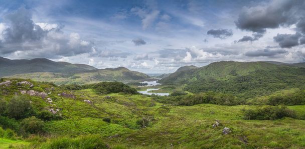 İrlanda ikonik bakış açısına sahip geniş bir manzara, Killarney Leydileri ve Gölleri, yeşil vadi, orman ve dağlar, Kerry Rink, İrlanda - Fotoğraf, Görsel