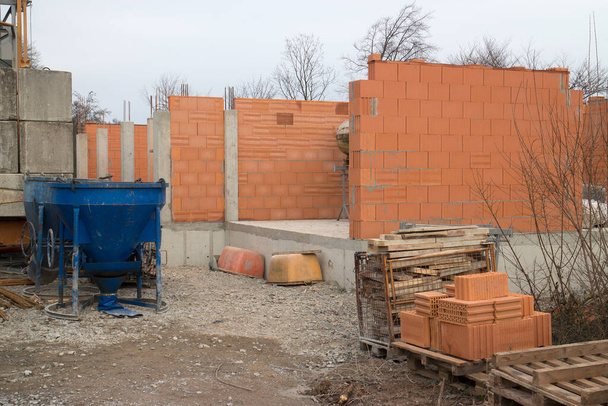 Maison de chantier avec murs de briques - Photo, image