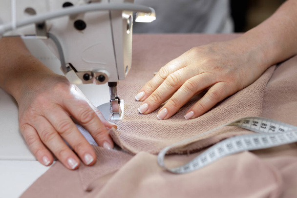 mujer en el trabajo en una máquina de coser - Foto, Imagen