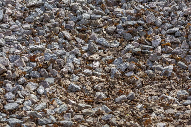 Neošetřený surový přírodní kámen v každodenním prostředí, zahradničení a terénní úpravy - Fotografie, Obrázek