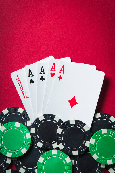 Jeu de poker avec cinq d'une combinaison aimable. Chips et cartes sur la table rouge. Gagner avec succès - Photo, image