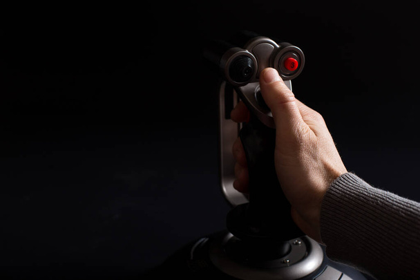 Kézi tartó vezérlő bot repülőgép videojátékok, közelről fekete háttér - Fotó, kép
