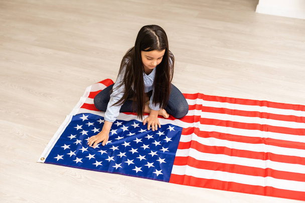 Amerikan bayrağı taşıyan küçük bir kızın portresi. Amerikan eğitimi, Amerika 'da öğrenim - Fotoğraf, Görsel