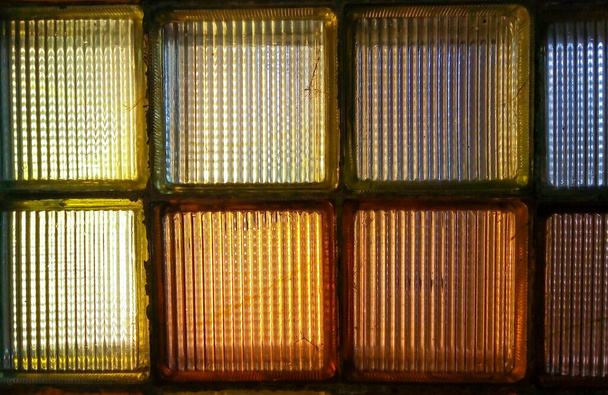 Παλιό χρωματιστό γυαλί μπλοκ με διαπεραστικό φως, αντί για ένα παράθυρο. - Φωτογραφία, εικόνα