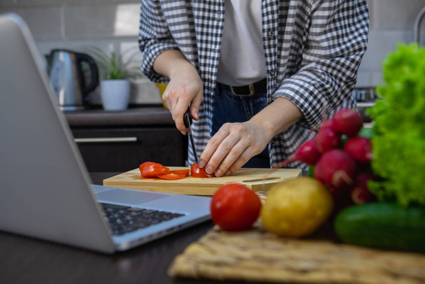 woman cutting tomatoes on the board home kitchen copy space soft focus - Foto, Bild