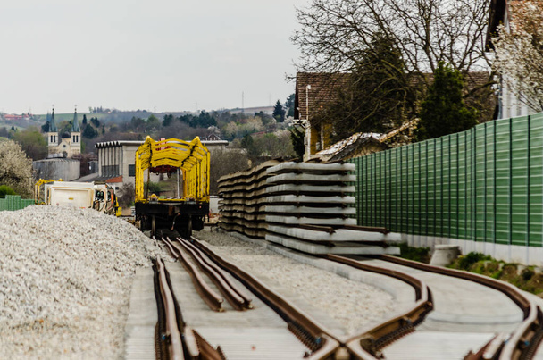 Novi Sad, Serbia - 02 de marzo. 2021: Se ha instalado un nuevo ferrocarril en Petrovaradin. Vojvodina, Novi Sad, Serbia. - Foto, imagen