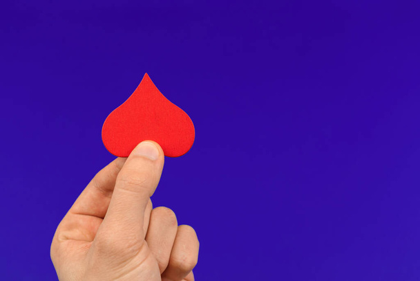 El concepto del día mundial del donante de sangre, la caridad y el amor, donar y dar la mano con el corazón rojo en forma de gota, foto concepto de salud - Foto, Imagen