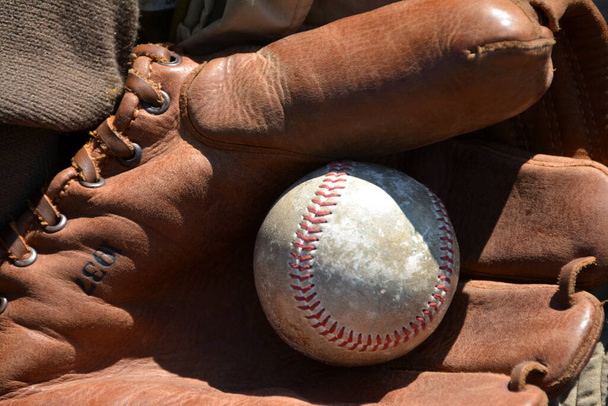 Luva de bola velha e beisebol.  - Foto, Imagem