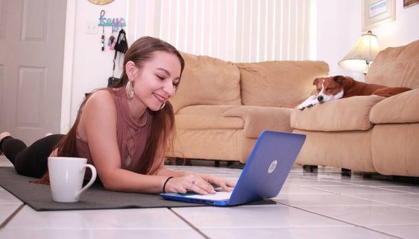 Frau arbeitet zu Hause auf einer Yogamatte - Foto, Bild