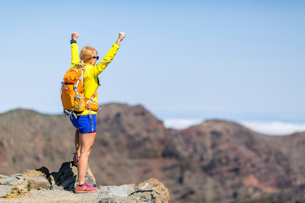 Caminhadas de sucesso, mulher feliz nas montanhas
 - Foto, Imagem