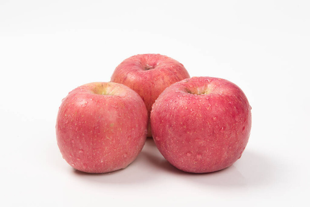 κόκκινα μήλα απομονωμένα σε λευκό φόντο - Φωτογραφία, εικόνα