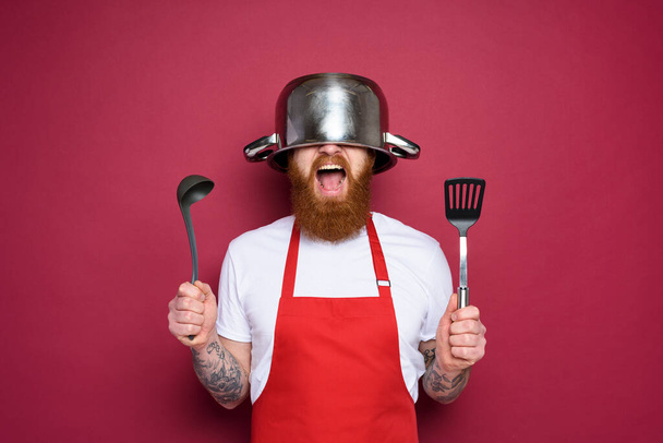 Чоловік шеф-кухар готовий битися на кухні. фон бургерів
 - Фото, зображення