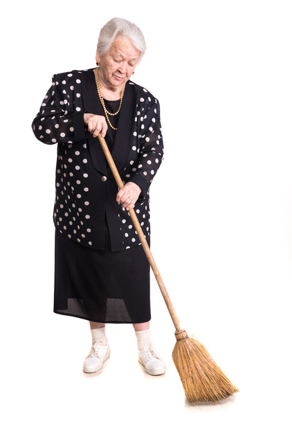 yaşlı kadının süpürge ile temizlik tam uzunlukta - Fotoğraf, Görsel
