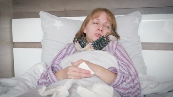 Kranke Frau im Bett - Filmmaterial, Video