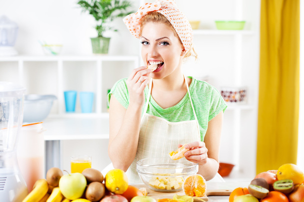 Young woman eat oranges - Zdjęcie, obraz