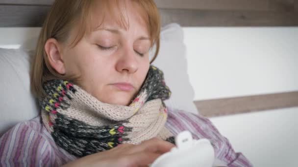 Femme malade au lit - Séquence, vidéo