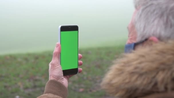 Senior férfi használ okostelefon, hogy videohívás lassított felvétel - Felvétel, videó