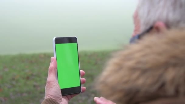 Cámara lenta del hombre mayor utilizando el teléfono inteligente para videollamada - Metraje, vídeo