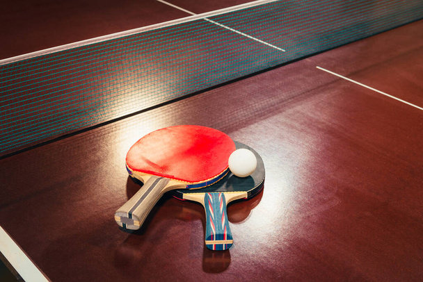 tafeltennis rackets en bal, netto achtergrond - Foto, afbeelding