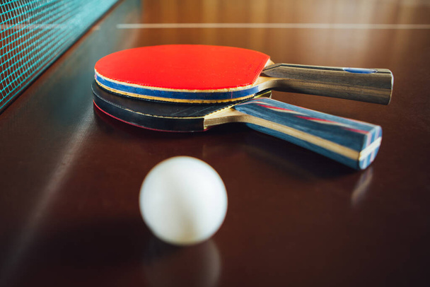 τραπέζι ρακέτες τένις και μπάλα, close-up άποψη - Φωτογραφία, εικόνα