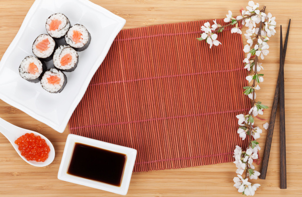 Caviar vermelho, conjunto de sushi, ramo sakura e pauzinhos
 - Foto, Imagem