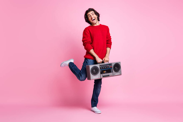 Πλήρης φωτογραφία μεγέθους του νεαρού άνδρα ενθουσιασμένος τρελό χαρούμενο θετικό χαμόγελο κρατήσει boombox φορούν denim απομονώνονται σε παστέλ χρώμα φόντο - Φωτογραφία, εικόνα