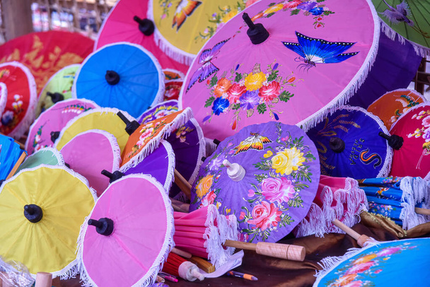 タイのチェンマイ県ボルサング村でカラフルな手作りの傘。チェンマイの有名な工芸品やお土産です。.  - 写真・画像