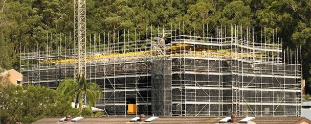 Πανόραμα φωτογραφία της προόδου των κατασκευών σε νέο εργοτάξιο με φόντο bushland. Νέα κοινωνική κατοικία οικιακές μονάδες ανάπτυξης σε 56-58 Beane St. Gosford. 25 Μαρτίου 2021. Αυστραλία. - Φωτογραφία, εικόνα