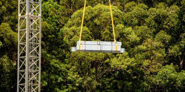 Crane livrant des coffrages muraux sur un nouveau bloc de logements sociaux au 56-58 Beane St. Gosford, Australie. 15 mars 2021. Fait partie d'une série de construction de bâtiments. - Photo, image