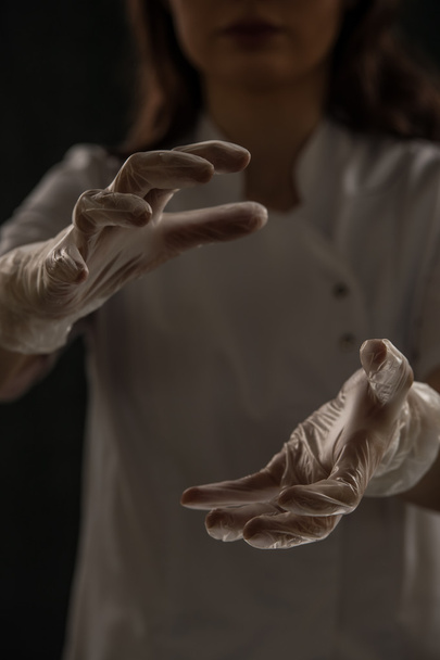 Женщина-врач держит что-то за руки
 - Фото, изображение