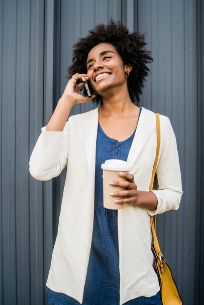 Business woman talking on the phone outdoors. - Фото, зображення