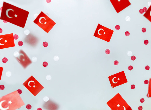 День Туреччини - національний суверенітет і діти всього світу. Національні прапори на туманному фоні, концепція незалежності, пам'ять, свобода. Країна політичного символу.  - Фото, зображення