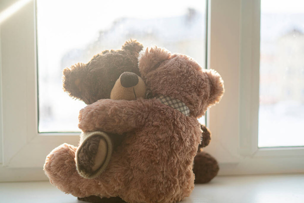 δύο αρκουδάκια αγκαλιάζονται, αγάπη έννοια συναισθήματα - Φωτογραφία, εικόνα