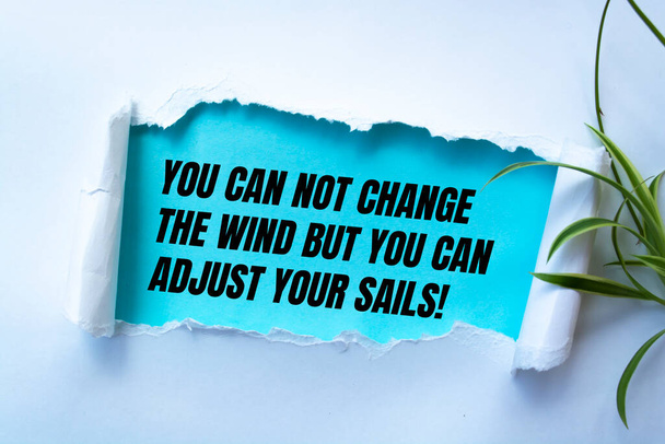 Motivationeel citaat U kunt de wind niet veranderen, maar u kunt uw zeilen aanpassen. - Foto, afbeelding